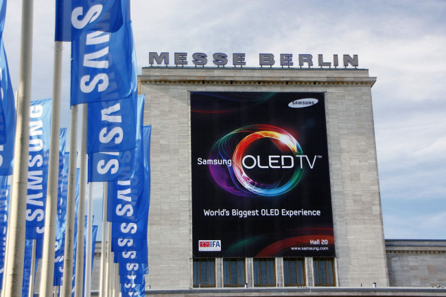 Samsung Electronics publicizes OLED TV in Berlin, Germany, ahead of the opening of the 2012 IFA electronics show that opens on Friday.   Samsung Electronics