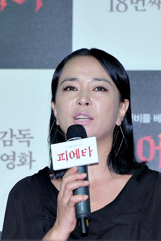 조민수(배우)
배우 조민수가 작품을 통해 호흡을 맞춘 김기덕 감독에 대한 생각을 전했다.
조민수는 8월 29일 오전 서울 동대문 메가박스에서 열린 영화 ’피에타’(감독 김기덕) 베니스 출국 기자회견에 참석해 취재진과 만났다.