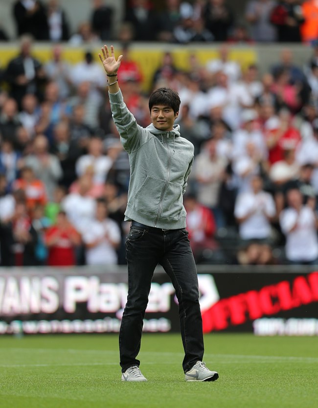 Swansea City’s Ki Sung-yueng is paraded in front of the fans at the Liberty Stadium, Swansea, Wales, Saturday.   AP-Yonhap News