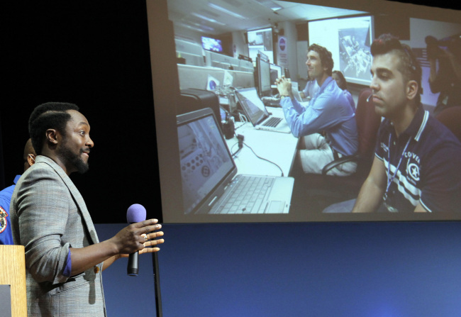 Will.I.Am, with Black Eyed Peas, speaks at Nasa’s Jet Propulsion Laboratory Tuesday, in Pasadena, California.   AP-Yonhap News
