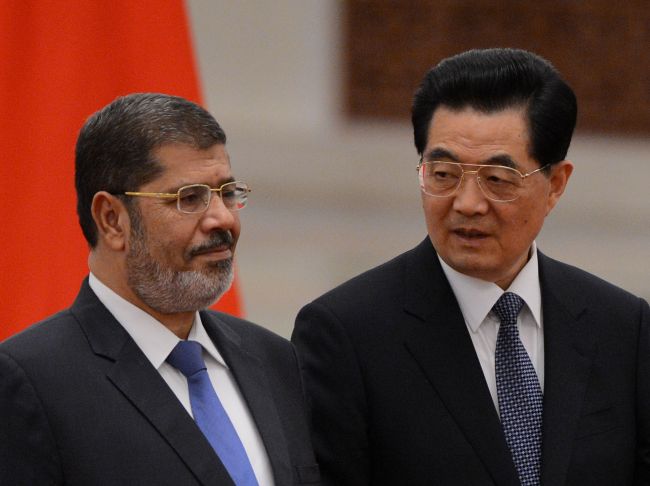 모하메드 모르시(Mohamed Morsi/정치인/이집트 대통령),후진타오(Hu Jintao/정치인/중국국가주석)
Chinese President Hu Jintao (right) and Egyptian President Mohamed Morsi attend a welcoming ceremony at the Great Hall of the People in Beijing on Tuesday.   AFP-Yonhap News