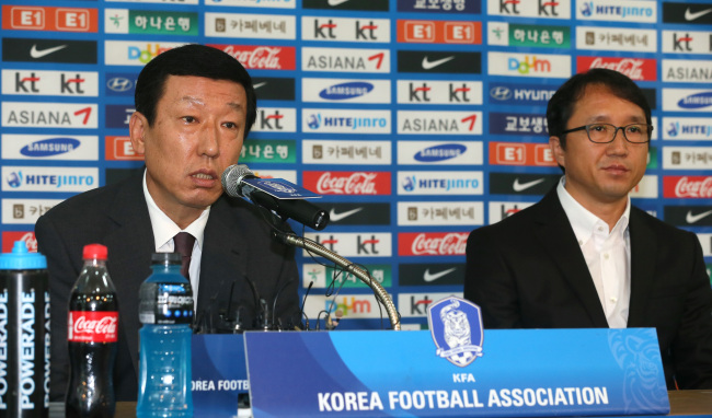 최강희(축구감독/국가대표팀 감독),황보관(전 축구감독)
Head coach Choi Kang-hee (left) speaks during a press conference in Seoul on Wednesday. On the right is Hwangbo Kwan, head of the Korea Football Association’s  technical committee.   Yonhap News