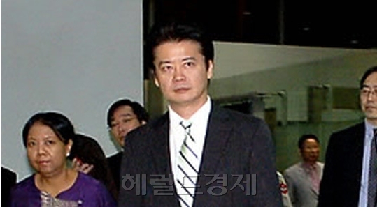 겐바 고이치로(정치인/일본외무성장관)
일본 외무상 겐바 코이치로가 이명박 대통령의 독도방문에 항의한 후 카라CD를 버렸다는 현지 보도가 나왔다.
일본 주간지 ‘여성자신’에 따르면 독도문제에 강력하게 항의했던 겐바 코이치로 외무상이 실제로는 대단한 K-POP 마니아인 것으로 알려졌다. 8월 29일 ‘여성자신’이 ‘겐바 코이치로 외무상. 한국에 항의하기 위해 눈물을 머금고 가장 좋아하는 카라의 CD를 버렸다’라는 제목의 기사를 게재한 것.