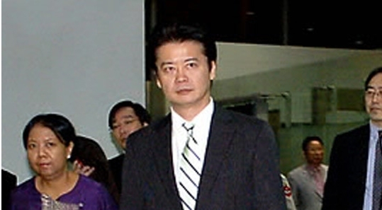 겐바 고이치로(정치인/일본외무성장관)
일본 외무상 겐바 코이치로가 이명박 대통령의 독도방문에 항의한 후 카라CD를 버렸다는 현지 보도가 나왔다.
일본 주간지 ‘여성자신’에 따르면 독도문제에 강력하게 항의했던 겐바 코이치로 외무상이 실제로는 대단한 K-POP 마니아인 것으로 알려졌다. 8월 29일 ‘여성자신’이 ‘겐바 코이치로 외무상. 한국에 항의하기 위해 눈물을 머금고 가장 좋아하는 카라의 CD를 버렸다’라는 제목의 기사를 게재한 것.