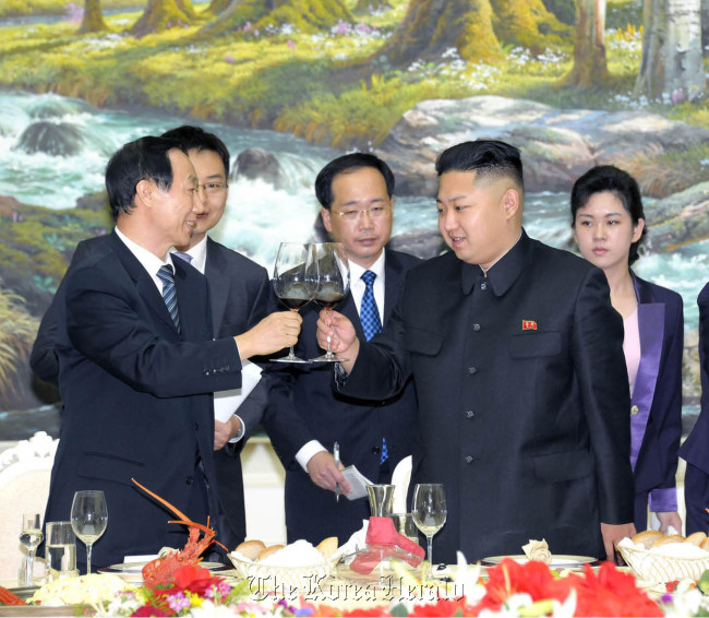 North Korean leader Kim Jong-un (right) and Wang Jia Rui, director of the International Department of the Central Committee of China’s Communist Party, clink their glasses during a reception in Pyongyang earlier this month. The Korean Central News Agency reported it on Aug. 3.   Yonhap News