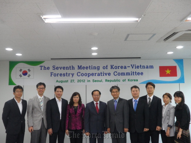 Forestry officials from Korea and Vietnam pose after attending a meeting in Seoul on Monday to discuss cooperation between the two countries and the launch of the Asian Forest Cooperation Organization.   KFS