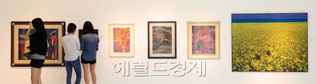 헤럴드경제와 코리아헤럴드를 발행하는 (주)헤럴드의 자회사이자 미술전문기업인 헤럴드아트데이(대표 권영수)가  29일(수)부터 온라인 미술품 경매를 시작했다. 이번 경매 프리뷰 전시장이 마련된 서울 강남구 신사동 LG패션 서관 지하1층 LF갤러리에서 관람객들이 미술품들을 유심히 살펴보고 있다. 박해묵 기자/mook@heraldcorp.com
헤럴드경제와 코리아헤럴드를 발행하는 (주)헤럴드의 자회사이자 미술전문기업인 헤럴드아트데이(대표 권영수)가  29일(수)부터 온라인 미술품 경매를 시작했다. 이번 경매 프리뷰 전시장이 마련된 서울 강남구 신사동 LG패션 서관 지하1층 LF갤러리에서 관람객들이 미술품들을 유심히 살펴보고 있다. 박해묵 기자/mook@heraldcorp.com