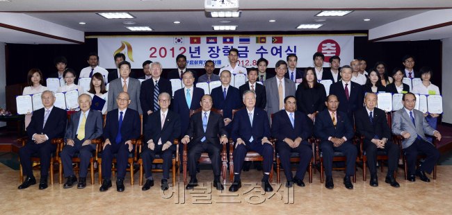 부영그룹(회장 이중근)이 설립한 재단법인 우정교육문화재단(이사장 윤형섭)이 29일 오후 서울 중구 서소문동 부영빌딩에서  동남아 유학생 21명에게 장학금을 수여하는 행사를 가지고 기념촬영을 하고 잇다. 박해묵 기자/mook@heraldcorp.com
부영그룹(회장 이중근)이 설립한 재단법인 우정교육문화재단(이사장 윤형섭)이 29일 오후 서울 중구 서소문동 부영빌딩에서  동남아 유학생 21명에게 장학금을 수여하는 행사를 가지고 기념촬영을 하고 잇다. 박해묵 기자/mook@heraldcorp.com