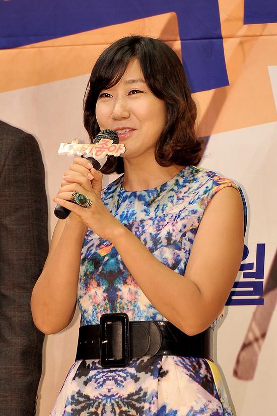 라미란(배우)
배우 라미란이 스크린에서 주로 활동하다 아침드라마에 출연하게 된 소감을 전했다.
라미란은 8월 29일 오후 2시 서울 SBS 목동사옥 13층 SBS 홀에서 열린 새 아침연속극 ‘너라서 좋아’(극본 이혜선, 연출 신경수) 제작발표회 참석해 “드라마 촬영이 생각만큼 쉽지 않고 아직 어색하다”라고 밝혔다.