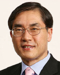 현병택(기업인/MTN대표이사)
박혜린 회장을 처음 만난 건 2001년 9월 초, 우리나라가 IMF 그늘에서 벗어나 새롭게 움직이던 시기였다.
금융기관들은 신용도가 높고 사업성이 좋은 기업들을 유치하려고 앞다퉈 발로 뛰는 마케팅을 전개하고 있었다. 특히 IBK기업은행은 우량 중소기업 발굴 지원에 도움이 되도록 사업부제로 조직을 일신하고 현장을 중시하는 분위기가 무르익고 있었다.