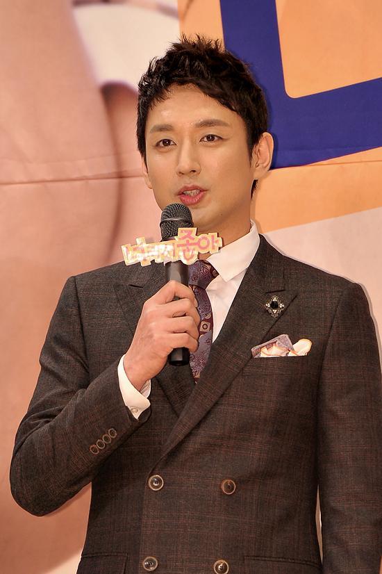 이재황(배우)
배우 이재황이 “첫 신부터 이혼하는 장면이라서 힘들었다”라고 밝혔다.
이재황은 8월 29일 오후 2시 서울 SBS 목동사옥 13층 SBS 홀에서 열린 새 아침연속극 ‘너라서 좋아’(극본 이혜선, 연출 신경수) 제작발표회 참석해 “극중 거대유통회사 후계자로서 진실한 사랑을 갈구하는 역할”이라고 배역을 소개했다.