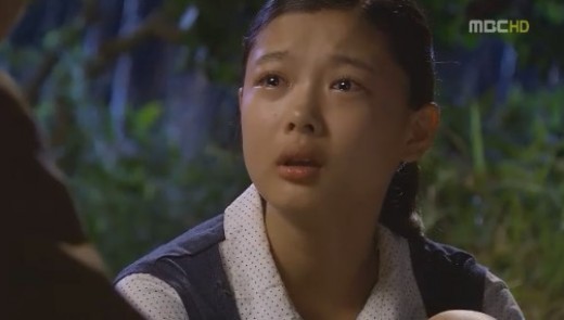 김유정(배우)
김유정(12)이 뛰어난 연기를 보여주고 있다. ‘괴물연기'라는 소리를 들을 정도다. 회당 출연료도 웬만한 성인배우 못지 않다. MBC 주말극 ‘메이퀸’에서도 천해주라는 역할로 극을 주도하고 있다. 그러다 보니 김유정 캐릭터의 성인역을 물러받는 배우는 부담을 느끼지 않을 수 없다.