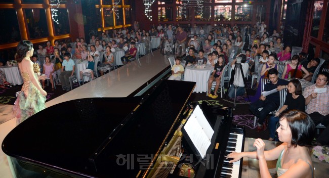 29일 용산웨딩프라자에서 열린 동아TV주최 다문화가정초청 그림과 음악이 있는 가정음악회.<br />정희조 기자/checho@heraldm.com 120829
29일 용산웨딩프라자에서 열린 동아TV주최 다문화가정초청 그림과 음악이 있는 가정음악회.
정희조 기자/checho@heraldm.com 120829
29일 용산웨딩프라자에서 열린 동아TV주최 다문화가정초청 그림과 음악이 있는 가정음악회.
정희조 기자/checho@heraldm.com 120829