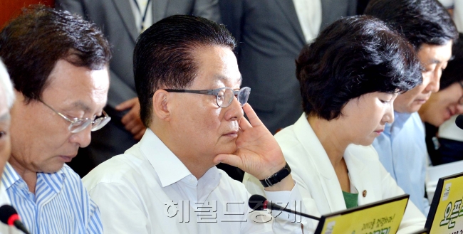 박지원(국회의원/민주통합당)
저축은행에서 거액의 금품을 받은 혐의로 검찰의 신병처리→법정공방이 예고돼 있던 박지원 민주당 원내대표가 또다시 구설수에 올랐다. 비례대표 공천대가로 38억원을 받은 양경숙 라디어21 전 대표와의 관계 때문이다. 검찰은 양 씨와 박 원내대표가 주고받은 휴대전화 문자 메시지에 주목, 양 씨가 받은 돈 중 일부가 ‘공천헌금’명목으로 박 원내대표에게 건너갔을 것 같다는 식으로 압박하고 있다.