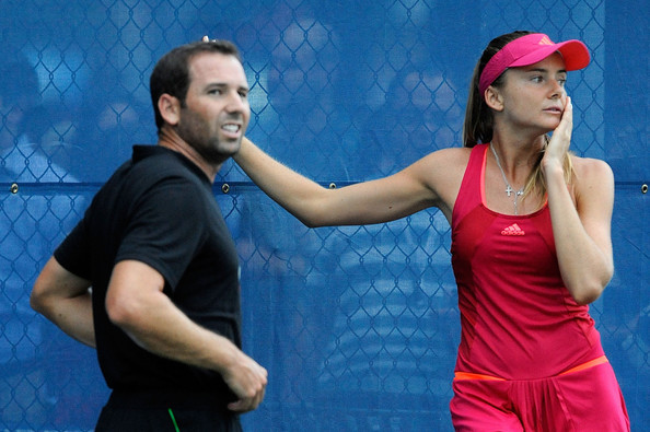 세르히오 가르시아(Sergio Garcia/골프선수),다니엘라 한투코바(Daniela Hantuchova/테니스선수)
남자골프 세계랭킹 1위 로리 매킬로이(북아일랜드)가 여자테니스 전 세계랭킹 1위 캐롤라인 워즈니아키(덴마크)와 열애에 빠진데 이어 이번엔 스페인의 골프스타 세르히오 가르시아가 그 뒤를 따를 것으로 보인다.
가르시아는 31일(현지시간) 시작하는 PGA투어 도이체방크 챔피언십을 결장하더니 뉴욕으로 날아가 US오픈 테니스에 출전한 다니엘라 한투코바(슬로바키아)의 곁에서 시간을 보냈다<사진>. 이 때문에 호사가들은 가르시아를 놓고 입방아를 찧기 바쁘다. 가르시아가 6주 연속 대회에 출전해 휴식이 필요하다고 대회를 걸렀는데, 엉뚱한 곳에 나타나 땡볕 아래서 테니스 경기를 지켜보고 있었기 때문이다.