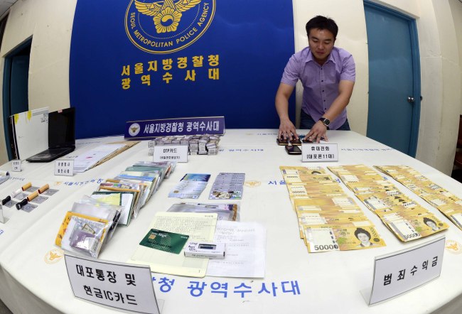 조폭도 사람이다 보니 먹고 살아야 한다. 과거에는 유흥업소에서 관리비 명목으로 갈취를 해오며 살았지만, 이제는 그게 쉽지 않다. 그렇다 보니 좀 더 지능적인 범죄를 일으킨다. 유령회사 명의로 500여개의 대포통장을 개설해 대출사기 등 범죄조직에 유통시킨 조폭 등이 30일 서울지방경찰청 광역수사대에 검거됐다.  박해묵 기자/mook@heraldcorp.com