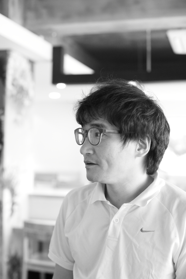 이승우(작가)
소설의 내용이 다르고 스타일과 맛이 전혀 다른데도 바라보는 지점이 같아 보이는 경우가 있다. 우리 문단의 깊이와 폭을 넓혀온 소설가 이승우와 김연수의 신작 장편소설 ‘지상의 노래’와 ‘파도가 바다의 일이라면’은 보고 있지만 보이지 않는 것, 알고 있지만 실은 모르고 있는 것, 삶의 진실에 대해 묻는다.
