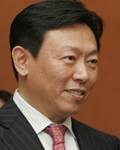 신동빈(기업인/롯데그룹회장)
신동빈 롯데그룹 회장이 불황 극복을 위해 계열사 마케팅 역량 강화를 대대적으로 주문했다.
신동빈 회장은 30일 서울 잠실 롯데호텔에서 열린 ‘2012 롯데마케팅 포럼’에 참석해 “저성장ㆍ초성숙 시장으로 경쟁 환경이 바뀌면서 마케팅의 역할에 대한 기대가 더욱 커지고 있다”며 “마케팅 담당자들은 글로벌 마케팅 역량 강화에 최선을 다해달라”고 당부했다.