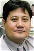 박성열(건국대학교입학처장)
건국대학교는 수시 논술우수자 전형은 모집인원을 500명으로 확대하고 우선선발을 신설하여 모집인원의 50% 내외를 선발한다. 논술고사계열의 경우 기존의 인문계를 인문사회계Ⅰ,Ⅱ로 구분하였으며 상경대와 경영대가 해당되는 인문사회계Ⅱ의 경우 기존의 인문학적 사유능력과 사회경제적 분석능력에 더하여 수리적 사고능력을 점검하는 형태로 출제된다. 수시 학생부우수자 전형을 폐지하는 대신 수능우선학생부 전형 모집인원을 확대했으며, 수시 국제화 전형은 논술고사를 폐지하고 학생부형과 면접형으로 유형을 나눠 선발한다.