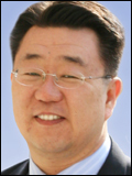 강제상(경희대학교입학처장)
경희대학교 2013학년도 수시모집 전형은 ‘학생부’와 ‘서류’ 중심의 입학사정관전형이 확대되고, 논술 위주의 전형이 감소되는 방향으로 계획됐다. 입학사정관전형은 2012학년도 (1127명, 21.0%) 대비 2013학년도(1351명, 27%) 224명 증가하였으며, 교과성적만으로 선발하던 교과우수자전형의 우선선발을 폐지하고 ‘학교생활충실자전형(입학사정관전형)’을 신설했다. 국제캠퍼스도 학생부와 논술로 선발하던 ‘경인지역학생전형’을 폐지하고 입학사정관전형인 ‘창의적체험활동전형’ 및 ‘학교생활충실자전형’을 신설했다.