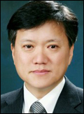김현수(단국대학교입학처장)
단국대학교는 입학사정관전형을 포함해 전체 정원의 62%인 1643명을 선발한다. 죽전ㆍ천안캠퍼스 간 복수지원, 수시 1차(입학사정관전형 포함)와 수시 2차의 전 전형에서 전형유형 간 복수지원이 가능하며, 특성화고졸재직자전형은 정원 내 또는 정원 외 중 1개 전형으로만 지원해야 한다. 학생부 등급 간 점수가 1등급부터 6등급까지 2점씩으로 축소되어 대학별 고사(면접ㆍ논술ㆍ실기)의 영향력이 커졌다. 또 면접논술전형 수능최저학력기준이 없고 사범대 정원이 100% 늘어난 게 특징이다.