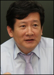김경래(아주대학교입학처장)
아주대학교는 수시 1차, 2차 원서접수가 오는 9월 5일부터 11일까지 진행된다. 아주대는 전체적으로 2012학년도의 큰 틀을 그대로 유지한다. 수시 1차에서는 입학사정관전형(아주ACE전형), 학생부우수자전형, 특기자전형이 주를 이루고 수시2차에서는 논술을 실시하는 일반전형1을 진행한다. 지난해와 달라진 점은 학과제로의 전환(사회과학부 제외)을 들 수 있다.