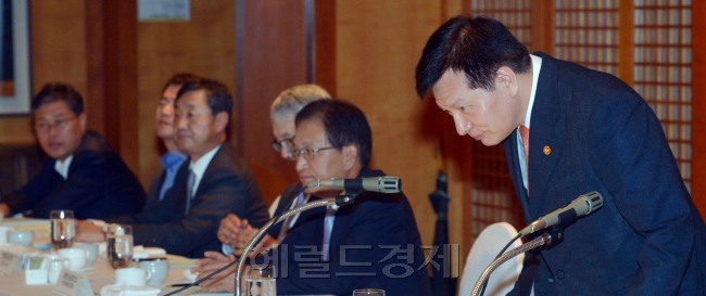 대한상공회의소는 30일 오전 서울 반포 메리어트호텔에서 이채필 고용노동부장관 초청 간담회를 열어 이장관이 참석한 기업 대표자들에게 인사를 하고 있다.<br />김명섭 기자 msiron@
대한상공회의소는 30일 오전 서울 반포 메리어트호텔에서 이채필 고용노동부장관 초청 간담회를 열어 이장관이 참석한 기업 대표자들에게 인사를 하고 있다.
김명섭 기자 msiron@