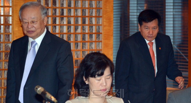 대한상공회의소는 30일 오전 서울 반포 메리어트호텔에서 이채필 고용노동부장관 초청 간담회를 열어 손경식회장과 이장관이 간담회장으로 들어 오고 있다.<br />김명섭 기자 msiron@
대한상공회의소는 30일 오전 서울 반포 메리어트호텔에서 이채필 고용노동부장관 초청 간담회를 열어 손경식회장과 이장관이 간담회장으로 들어 오고 있다.
김명섭 기자 msiron@