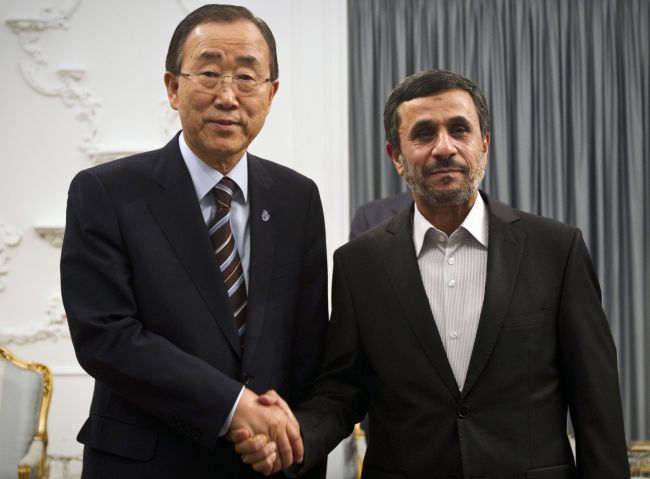 U.N. Secretary-General Ban Ki-moon (left) and Iranian President Mahmoud Ahmadinejad shake hands at the Iranian president’s office in Tehran on Wednesday.   AFP-Yonhap News
