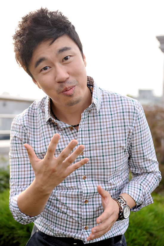 조달환(배우)
배우 조달환. 대중들에게는 다소 생소한 이름이다. 하지만 막상 그의 얼굴을 보면 ‘아 이 사람!’이라며 손뼉을 친다. 그만큼 그는 12년의 연기 생활을 수많은 작품을 통해 얼굴을 내밀었고 끝없이 연기 내공을 갈고 닦았다.