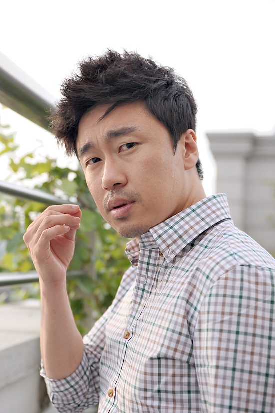 조달환(배우)
배우 조달환. 대중들에게는 다소 생소한 이름이다. 하지만 막상 그의 얼굴을 보면 ‘아 이 사람!’이라며 손뼉을 친다. 그만큼 그는 12년의 연기 생활을 수많은 작품을 통해 얼굴을 내밀었고 끝없이 연기 내공을 갈고 닦았다.
