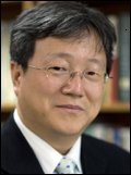이찬규(중앙대학교입학처장)
중앙대학교는 2013학년도 수시모집 인원을 확대한다. 올해 수시와 정시의 선발비율은 69%대 31%로 지난해 63%보다 수시에서의 선발비율을 높였다. 특히 입학사정관전형인 다빈치형인재전형에서 모집인원을 확대하여 균형형에서 333명, 재능형(신설)에서 30명 등 총 363명의 학생을 선발한다. 균형형은 펜타곤 5개 평가항목(학업수학능력ㆍ리더십ㆍ봉사정신ㆍ자기주도성ㆍ창의성ㆍ문화친화성)에서 고르게 우수한 학생을, 재능형은 펜타곤 5개 평가항목 중 일부 영역에서 탁월한 재능을 가진 학생을 선발한다.