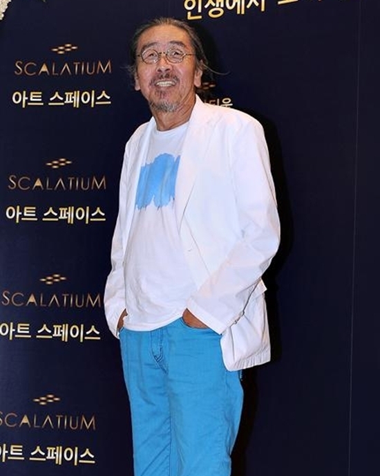 이외수(작가)
소설가 이외수가 영화 ‘미운 오리 새끼’와 관련해 “가슴이 터져 버릴지도 모른다”는 소감을 남겨 팬들의 눈길을 끌고 있다.
이외수는 지난 8월 29일 오전 자신의 개인 트위터를 통해 “당신이 한국 사람이라면 이 영화 보시는 도중 가슴이 터져 버릴지도 모릅니다”라는 내용의 글을 남겼다.