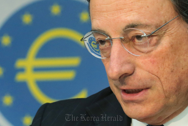 마리오 드라기(Mario Draghi/금융인/유럽중앙은행총재)
Mario Draghi   Bloomberg
FRANKFURT (AFP) ― European Central Bank chief Mario Draghi hit back Wednesday at critics of his armory of different anti-crisis measures, saying they were justified by the current exceptional circumstances.