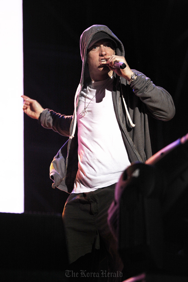 에미넴(Eminem/가수)
The Korea Media Rating Board has filed a complaint with the police against the promoter of Eminem’s Seoul concert for violating a public performance law, officials said on Thursday.
Eminem performs at his Seoul concert on Aug. 19.   Hyundai Card
