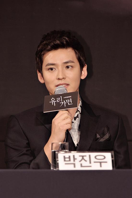 박진우(배우)
배우 박진우가 군 제대 후 tvN 일일드라마 ‘유리가면’으로 브라운관에 복귀하는 소감을 밝혔다.
박진우는 8월 30일 오후 2시 서울 중구 장충동 그랜드 앰배서더 서울에서 열린 tvN 일일드라마 ‘유리가면’ 제작발표회에서 “군에서 제대 한지 두 달 정도 밖에 되지 않아 이런 자리가 서먹서먹하고 어색하다”고 수줍게 말문을 열었다.