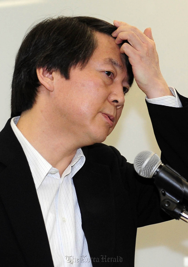 안철수 서울대 융합과학기술대학장이 1일 오전 경기도 판교 안철수연구소 사옥에서 열린 안철수연구소 사회공헌팀 신설 기자회견에 참석해 정당 창당이나 강남출마설은 전혀 가능성이 없다고 밝히고 있다. 박해묵 기자/mook@heraldm.com