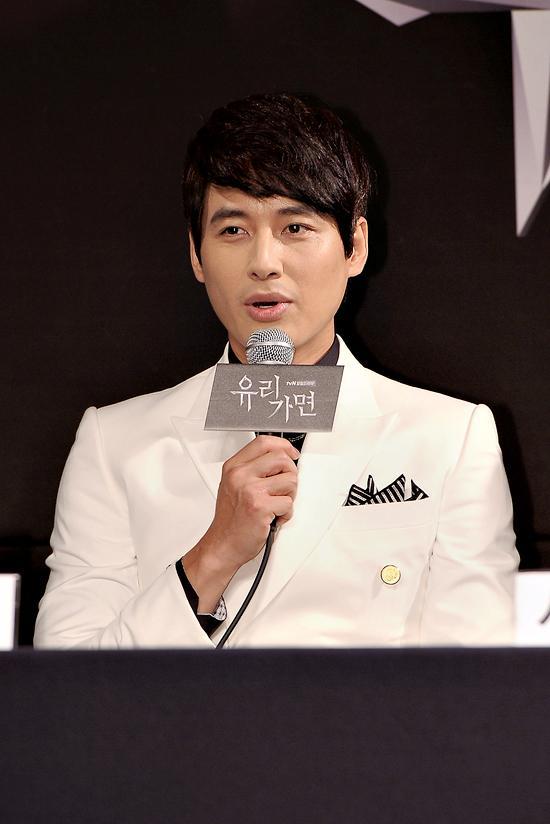 이지훈(가수/배우)
가수 겸 배우 이지훈이 tvN 일일드라마 ‘유리가면’ 시청률이 6%를 넘길 경우 남자배우들은 수영복-여배우들은 가운을 입고 눈 밭에서 인증샷을 찍겠다고 이색 공약을 걸었다.