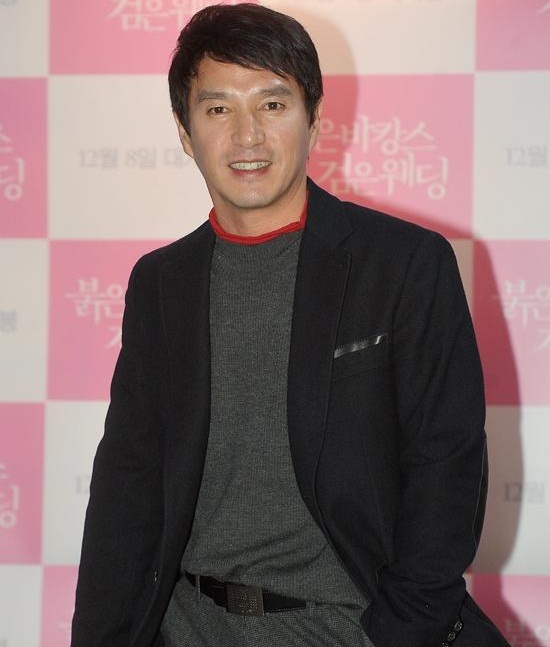 조재현(배우)
조재현은 8월 30일 서울 건대입구 롯데시네마에서 열린 제 4회 DMZ국제다큐멘터리영화제 기자회견에 참석해 “트레일러 영상 속 제가 술을 마시는 모습은 실제다”라며 “CG 팀도 공짜로 촬영해줬다. 시간이 촉박해서 의뢰했던 만큼 나오지 않은 것 같다”고 아쉬움을 드러냈다.