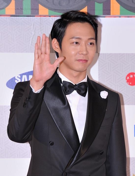 박유천(가수/배우/동방신기/JYJ)
박유천이 ‘옥탑방 왕세자’로 ‘서울드라마어워즈 2012’ 시상식에서 네티즌 인기상을 수상했다.
올해로 7회째를 맞는 ‘서울드라마어워즈 2012’ 시상식은 8월 30일 오후 5시 30분 서울 중구 장충동2가 국립극장에서 배우 신현준 한고은의 사회로 진행됐다.