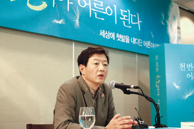 김난도(교수/작가)
It seems like Seoul National University Professor Kim Ran-do still has a lot of advice to give to young people, even after the success of his first collection of essays, “You are Young, Because You are Suffering.”