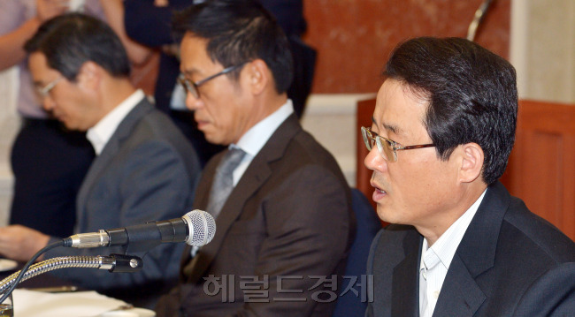 권혁세 금융감독원장이 31일 서울 여의도 렉싱턴호텔에서 열린 카드사CEO 간담회에서 모두발언을 하고  있다. 박현구기자phko@heraldcorp.com 2012.08.30
권혁세 금융감독원장이 31일 서울 여의도 렉싱턴호텔에서 열린 카드사CEO 간담회에서 모두발언을 하고  있다. 박현구기자phko@heraldcorp.com 2012.08.30
권혁세 금융감독원장이 31일 서울 여의도 렉싱턴호텔에서 열린 카드사CEO 간담회에서 모두발언을 하고  있다. 박현구기자phko@heraldcorp.com 2012.08.30