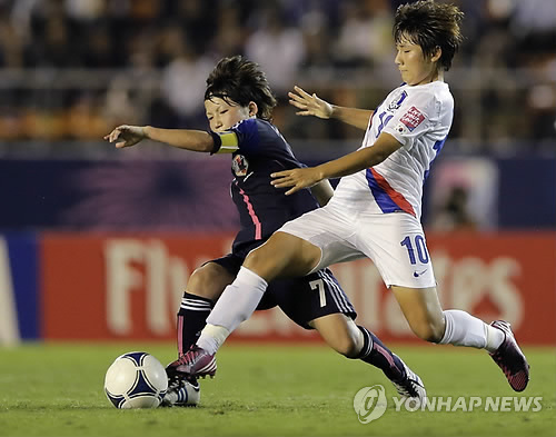 Yeo Min-ji, a Korean striker in the U-20 Women's World Cup team, chasing the ball at the match with the Japanese team (Yonhap News)