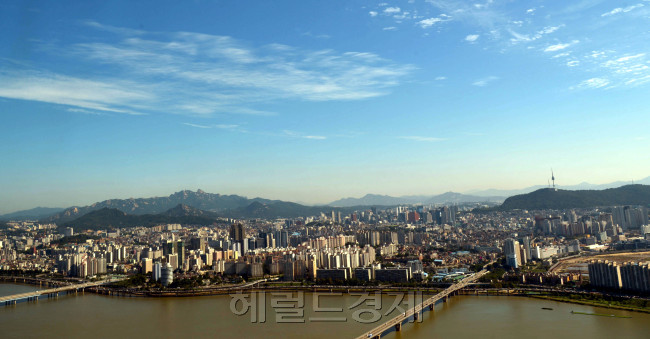 태풍이 물러가고 청명한 하늘을 보인 31일 오전 서울 여의도 63빌딩에서 바라본 서울시가지 멋지다.<br />김명섭 기자 msiron@
태풍이 물러가고 청명한 하늘을 보인 31일 오전 서울 여의도 63빌딩에서 바라본 서울시가지 멋지다.
김명섭 기자 msiron@