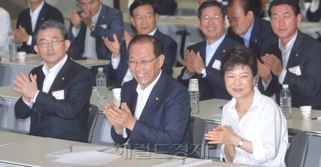 박근혜 새누리당 대선후보가 31일 오전 경기 일산 킨텍스에서 열리는 국회의원 및 당협위원장 합동 연찬회에 참석하고 있다. 이날 연찬회는 19대 국회의원과 각 시·도 당협위원장들이 대선승리를 위한 결의를 다지는 자리다.박현구 기자phko@heraldcorp.com
박근혜 새누리당 대선후보가 31일 오전 경기 일산 킨텍스에서 열리는 국회의원 및 당협위원장 합동 연찬회에 참석하고 있다. 이날 연찬회는 19대 국회의원과 각 시·도 당협위원장들이 대선승리를 위한 결의를 다지는 자리다.박현구 기자phko@heraldcorp.com