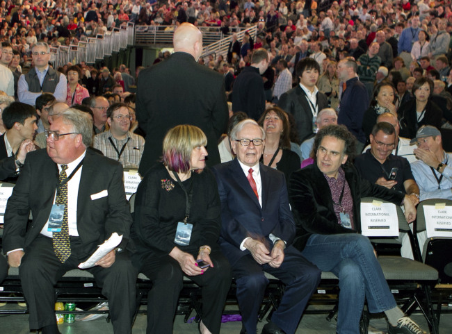 <YONHAP PHOTO-0236> CORRECTS BIRTHDAYDATE - FILE- In this Saturday, April 30, 2011, file photo, Berkshire Hathaway Chairman and CEO Warren Buffett, second right, sits with his children from left: Howard, Susie and Peter, at the Berkshire Hathaway shareholders meeting in Omaha, Neb. Buffett is celebrating his 82nd birthday Thursday, Aug. 30, 2012, by giving each of his three children a big present: about $600 million worth of his company's stock for their charitable foundation. (AP Photo/Nati Harnik, File)/2012-08-31 05:53:12/ <저작권자 ⓒ 1980-2012 ㈜연합뉴스. 무단 전재 재배포 금지.>
Berkshire Hathaway Chairman and CEO Warren Buffett (second from right) sits with his children (from left), Howard, Susie and Peter, at the Berkshire Hathaway shareholders meeting in Omaha, Nebraska, on April 30, 2011.   AP-Yonhap News