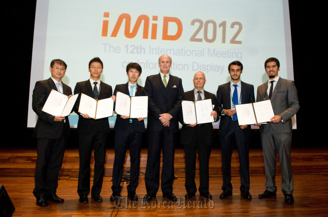 Merck Korea president Juergen Koenig (center) poses with Merck Award winners ― Hyun Woo-jin of KAIST (second from left), Lachezar Komitov (fifth from left) of University of Gothenburg, Osman Eldes (sixth from left) of Ko University, Kaan Aksit of Ko University (far right) ― and Merck Young Scientist Award winners ― Lee Keon-jae (far left) of KAIST and Park Se-yeob of Inha University (third from left) at a ceremony in Daegu on Thursday.    Merck