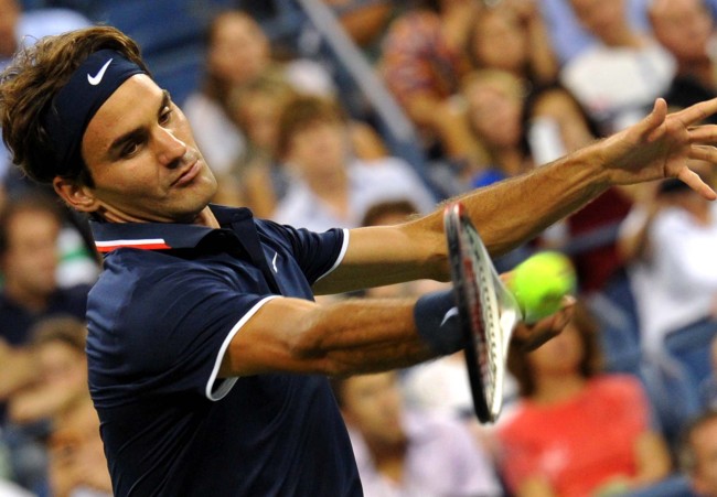 Roger Federer of Switzerland returns the ball during the men’s singles second round match against Bjorn Phau of Germany at the U.S. Open tennis tournament in New York on Thursday.    Xinhua-Yonhap News