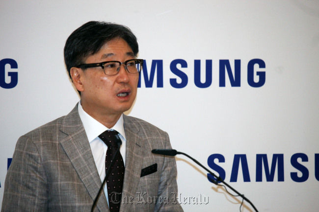 윤부근(기업인/삼성전자사장)
Samsung Electronics, Korea’s largest consumer electronics company, plans to begin mass producing next-generation organic light-emitting diode televisions in the fourth quarter of this year.