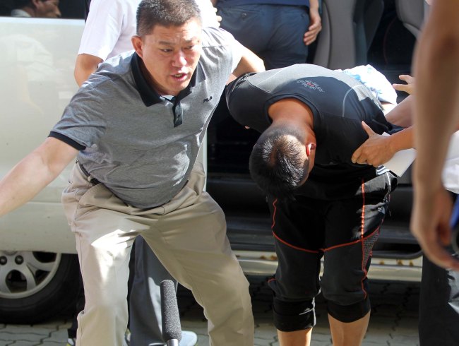 A suspect in the abduction and rape of a 7-year-old girl in Naju, South Jeolla Province, is taken to Naju Police Station on Friday. (Yonhap News)